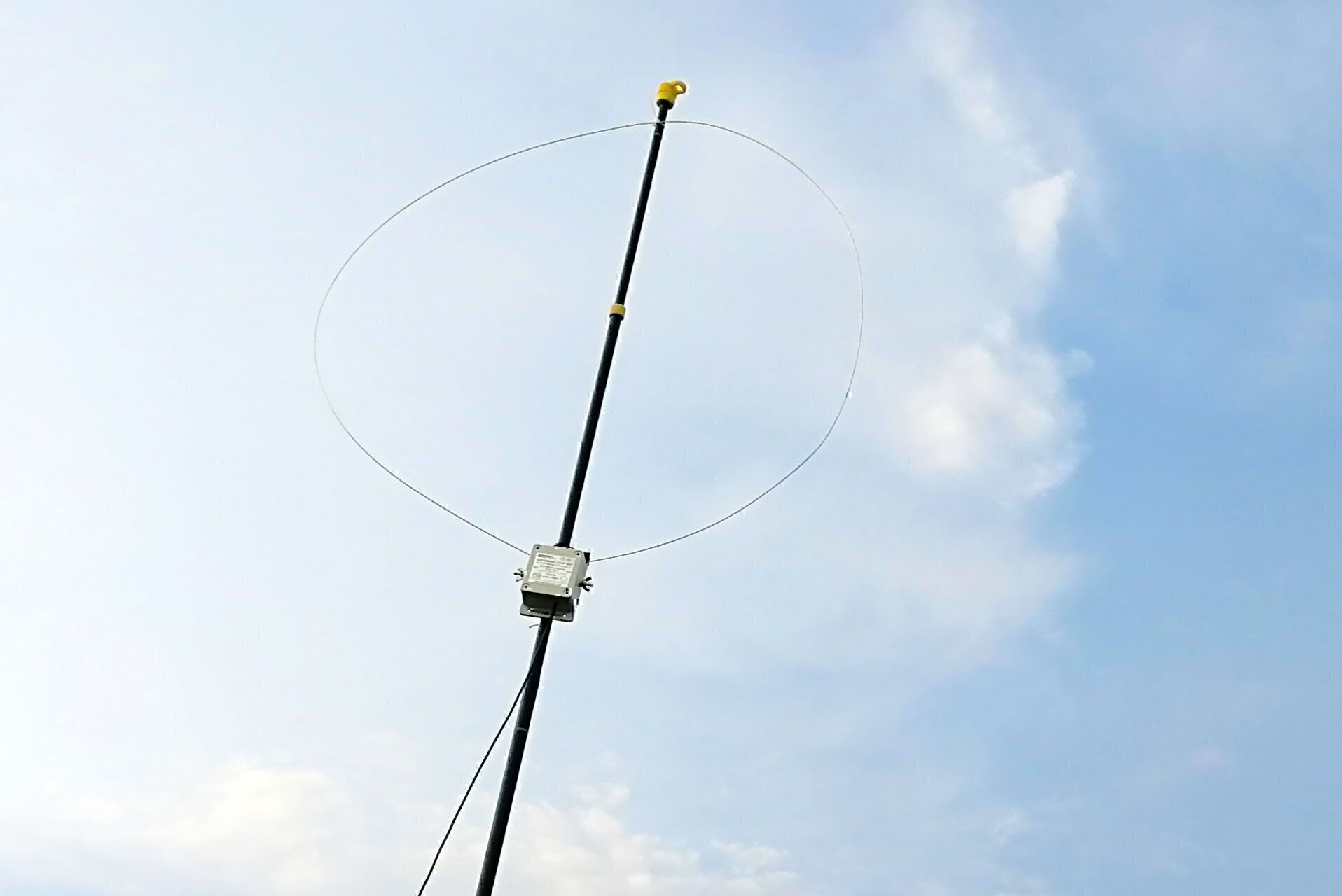 wideband active loop antenna erected